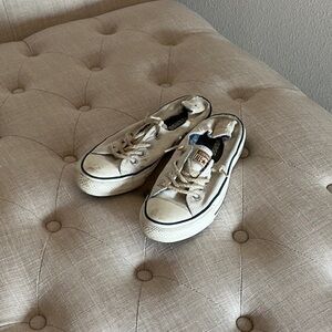 Converse White and Black Sneakers Sleek Low-Top Design